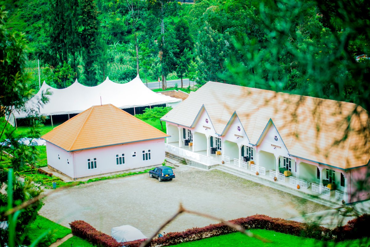 Kay2506's tweet photo. Happy Sunday friends, 
Ngarutse kubabwira ko ubu bitagisaba umukire gusa gutemberera i Karongi ku mazi kuko muri @nsapartements bakuzaniye chambers guhera kuri 5k, 10k, 15k, 20k, 25k na 35k

Izi chambre nkuko muri kuzibona zizana na breakfast na supper (ku muntu ubyifuza) ziba zisa neza cyane😍 kandi habamo matelas nini ku buryo muri na 4 mwayiryamaho 😂

Icyo usabwa ni ukudusanga mu mujyi ku Kibuye neza kuri burea cg ugahamagara izo numbers ziri kuri fleyr. Murakoze😍