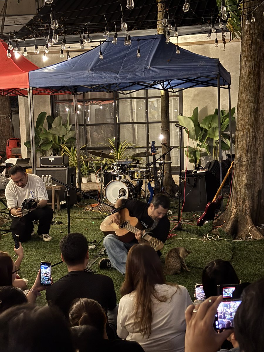 Last Saturday is my favorite day of October so far. Had a picnic with Allain. Then we roam around UP and ate Rodic’s and pancit canton, watched a film at Cine Adarna, went to Marikina for matcha and flowers, and attended a Johnoy Danao gig at Street Kohi 🥹