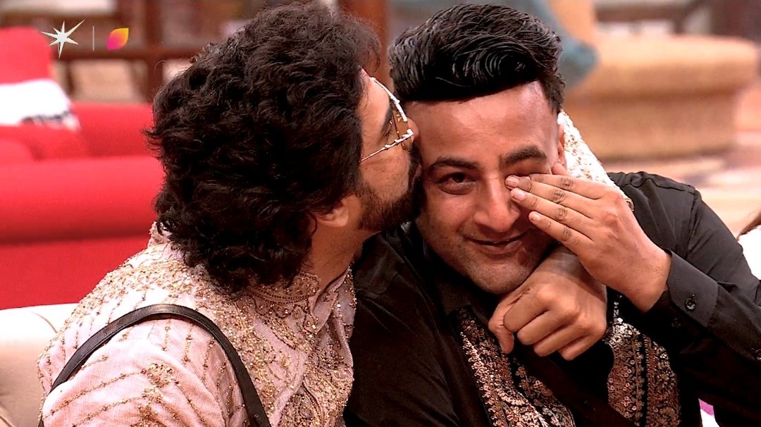 According to Salman Khan...This is Shehbaz's convenience wali dosti..🤐🤐

But according to me ...This is no.1 yaari ♥️♥️🧿🧿
Hit like if you love #Amaaz 💟

#AmaalMallik #ShehbazBadesha #BiggBoss19 #BB19 #BiggBoss19OnJioHotstar