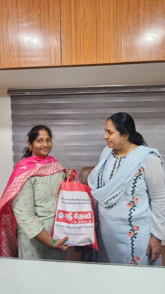 தீப திருநாள் தீபாவளி பண்டிகையை ஒட்டி அக்கா திருமதி <a href="/VanathiBJP/">Vanathi Srinivasan</a> MLA அவர்களை சந்தித்து வாழ்த்து பெற்றேன் .

#HappyDeepavali  <a href="/BJP4India/">BJP</a> <a href="/BJP4TamilNadu/">BJP Tamilnadu</a> <a href="/BJPMahilaMorcha/">BJP Mahila Morcha</a>