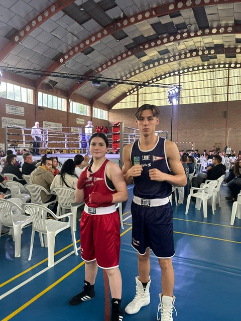 🥊 Gran actuación de nuestros boxeadores grupistas en Pravia 💪

Catalina Neira cayó por decisión dividida ante Candela Iglesias tras un combate muy igualado 👏
Hugo Sánchez venció por decisión unánime a Noel Pacín 🔥

#Boxeo #Asturias #GrupoCovadonga #OrgulloGrupista