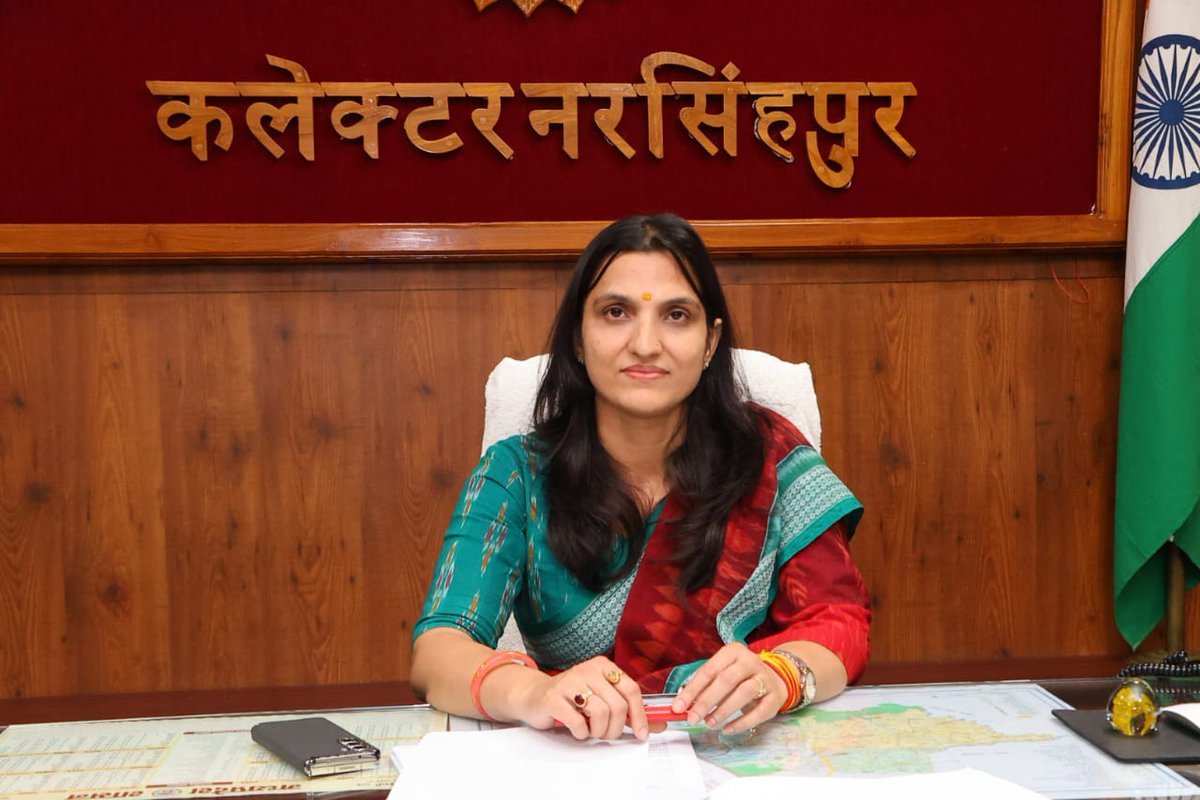 कलेक्टर श्रीमती रजनी सिंह ने जिलेवासियों को दीपावली पर्व की हार्दिक शुभकामनाएँ देते हुए कहा कि यह पावन पर्व सभी के जीवन में सुख, समृद्धि और उजाला लेकर आए। 

RM: facebook.com/share/p/1BUq9Z…

#Narsinghpur