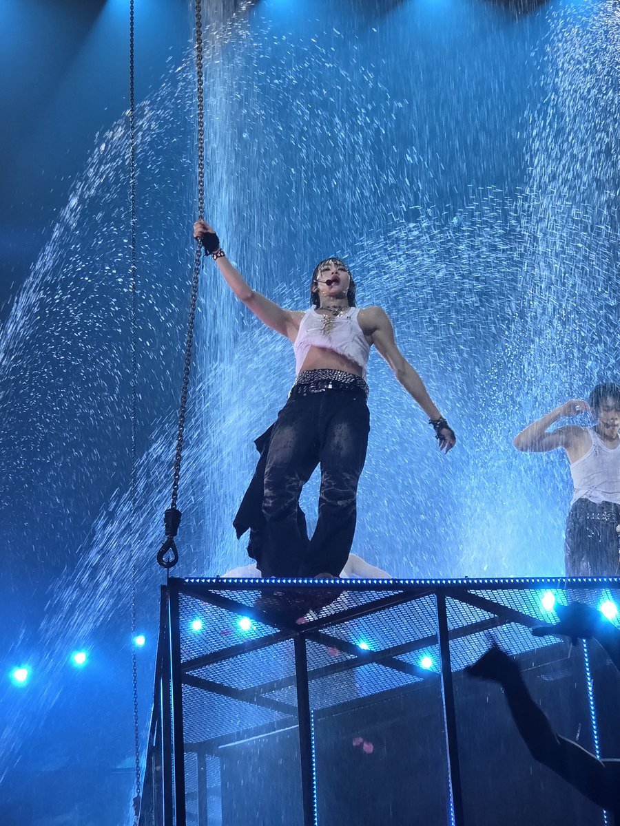 shiron283's tweet photo. Lego is truly captivating. I was so awestruck by him that I could only stared at his performances without taking any videos or photos.
#LYKNDuskAndDawnConcert 
#Lego_Rapeepong https://t.co/Oi0drjYaJH