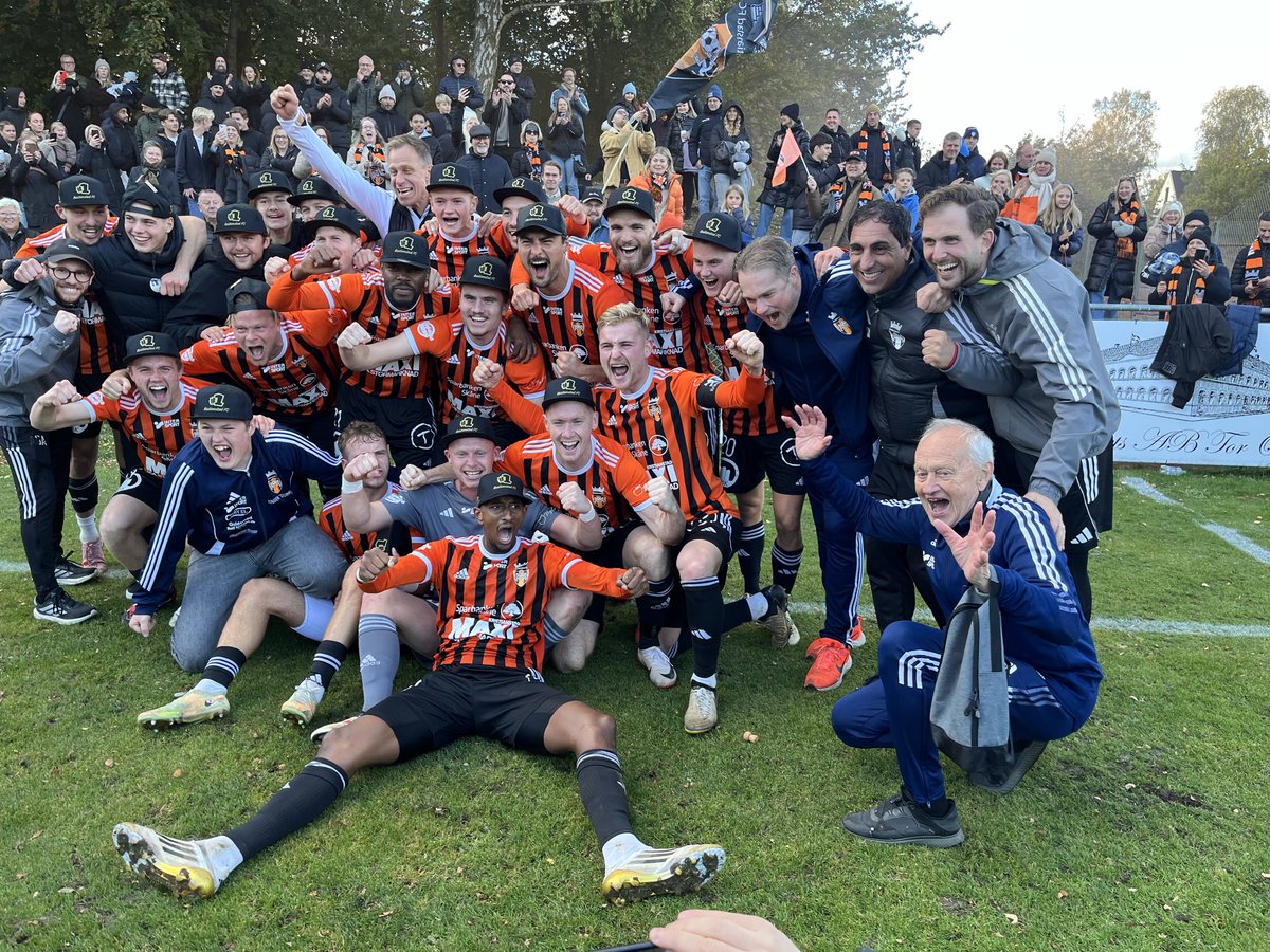 HJÄLTARNA! 🧡🖤
Kristianstad FC vinner division 2 och spelar i division 1 2026!