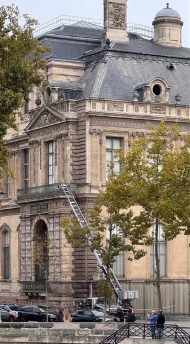 L’alarme a eu un problème. Le système de caméra de surveillance a eu un problème. Les vigiles ont eu un problème. La police a eu un problème. Mais tout va bien, inspecteur Dati est sur le coup.