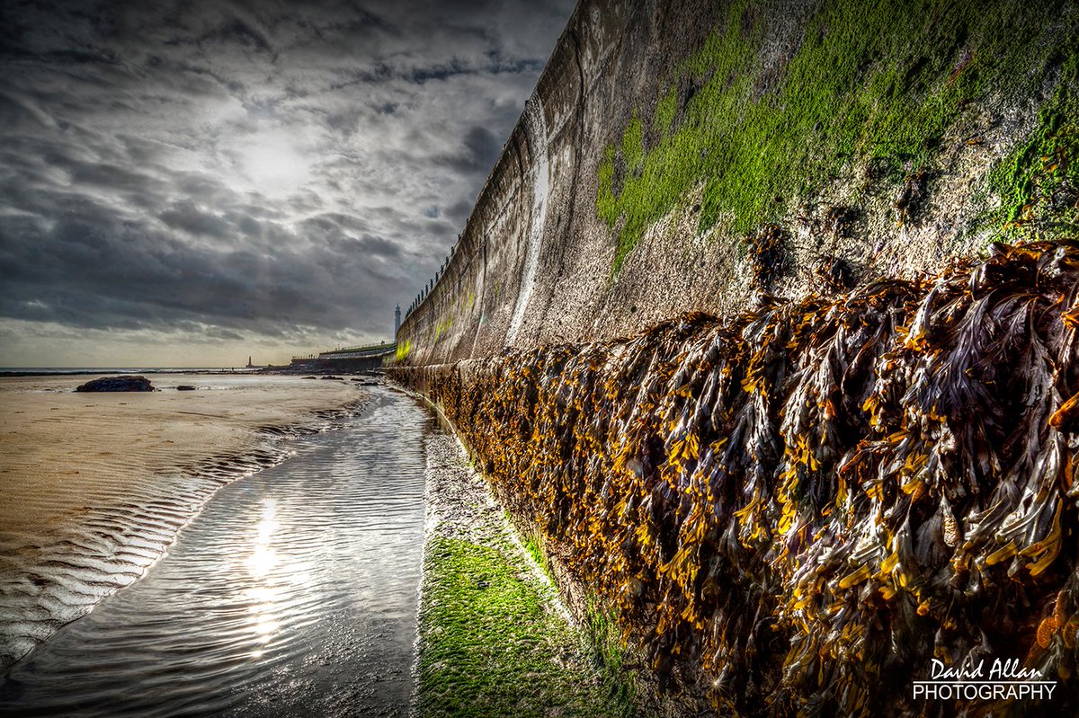 davidm_allan's tweet image. On the beach below Seaburn&apos;s seawall/promenade at low tide in Sunderland, North East England. The sun, managing to glint through a gap in the cloud cover, really helped lift this shot... @VisitSundUK @SunderlandUK @EnglandCoastal @VisitEngland