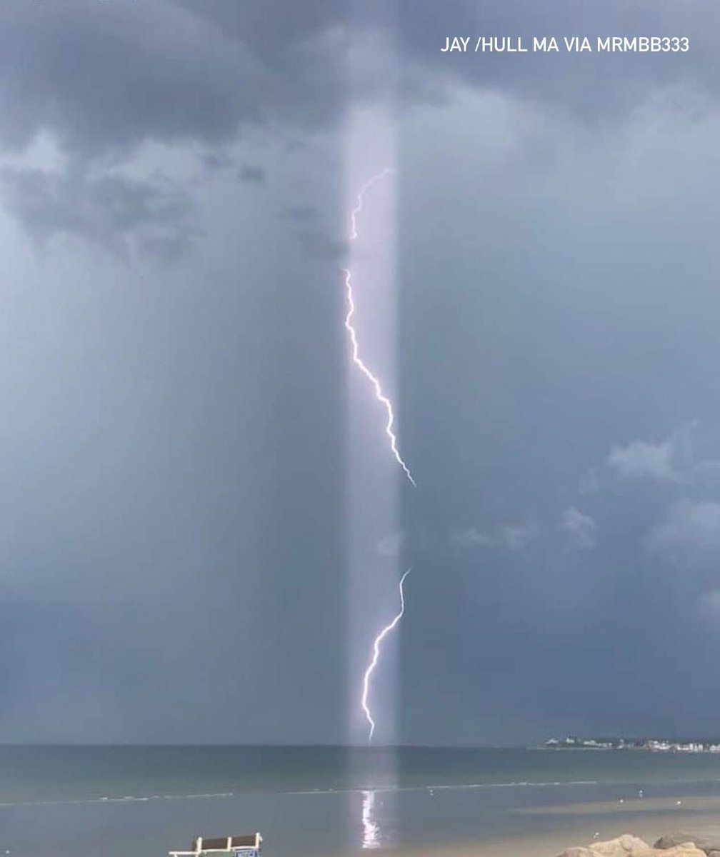 It didn’t just strike — it formed a beam.⚡️

A flawless vertical column of light connecting the clouds and the ocean.

You can almost feel the energy in this frame.

#MrMBB333 #Lightning #sky #Phenomenon