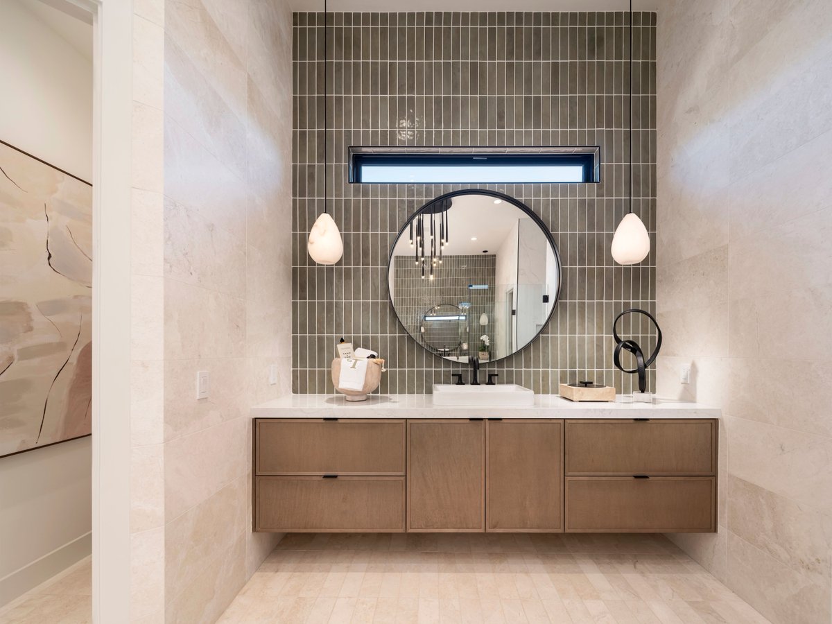 Simplify your daily routine with a primary bedroom suite designed to enhance relaxation. 

Tour the Desert Willow, a desert contemporary home set in the hillside enclave of Sedona, Arizona: bit.ly/4ncTuDM