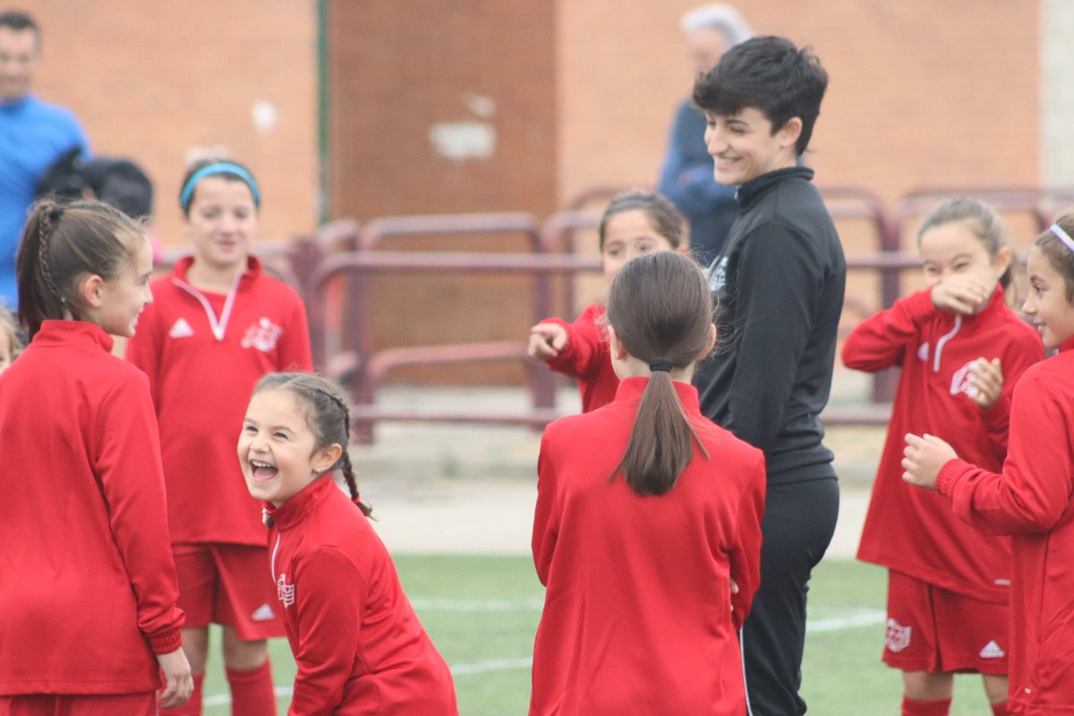 👧⚽️ Más de 60 chicas 😱 (junto a las futbolistas y cuerpo técnico del <a href="/DUXLogrono/">DUX Logroño</a>), han abierto la nueva edición de la Escuela de #FutFem <a href="/fedriojafutbol/">Federación Riojana de Fútbol</a>.

💟Además, en el #DiaDelCancerDeMama, hemos homenajeado a las luchadoras que pelean contra esta enfermedad.

#CrecemosJuntas