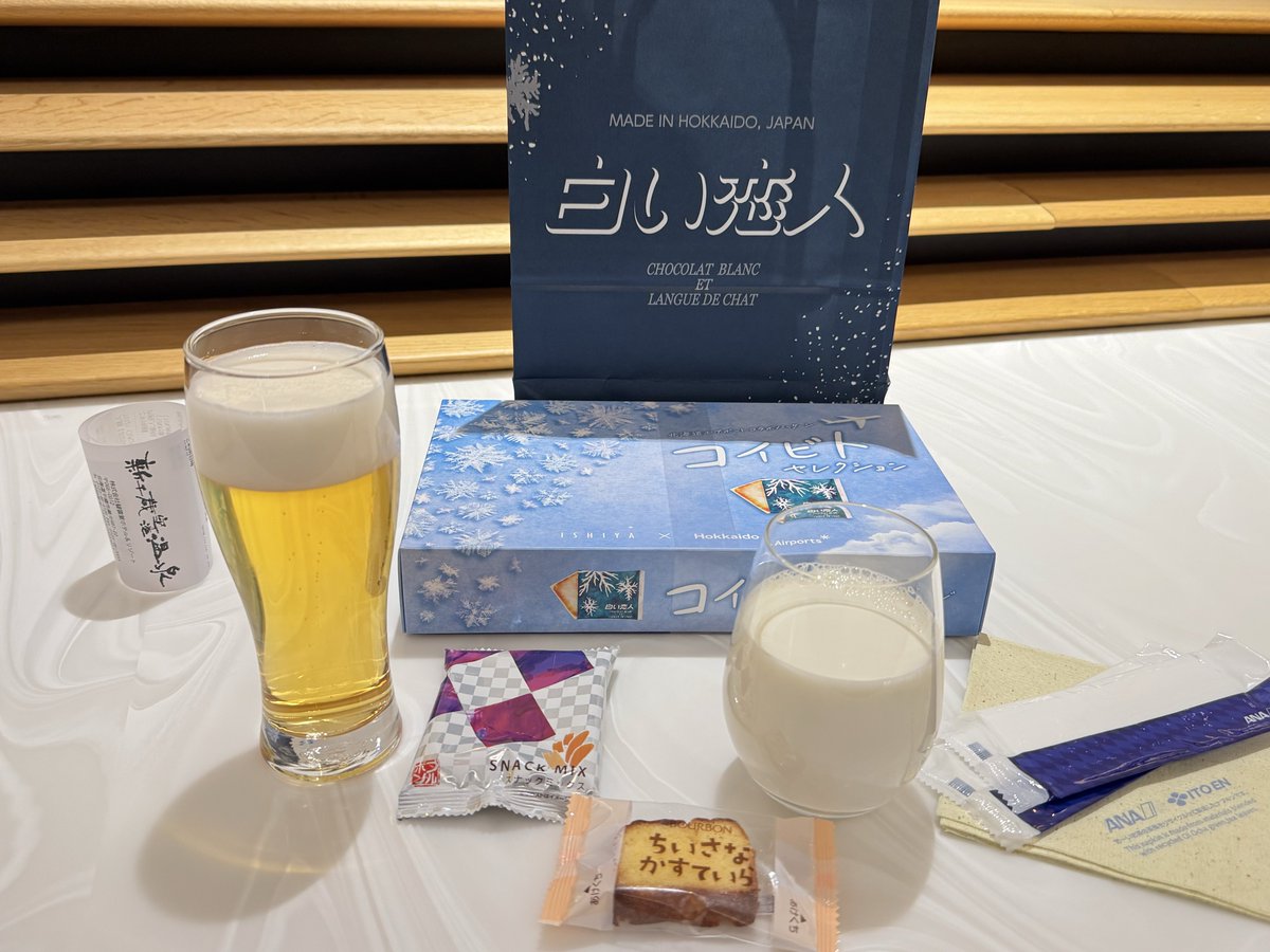 ANA LOUNGEで飲酒

同じ便に乗るらしい友達に出くわして草