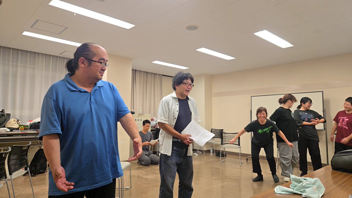 この度、12月9日に大阪女学院さんで、「青い空の真下で」を上演させていただくことに決まりました！
今日はその学校公演での稽古でした✨️
阪神淡路大震災を知らない約1500人の学生さんにご覧いただけることで、この実情と、仮設住宅に住んでおられた人々の想いを少しでも知っていただけますように☺️