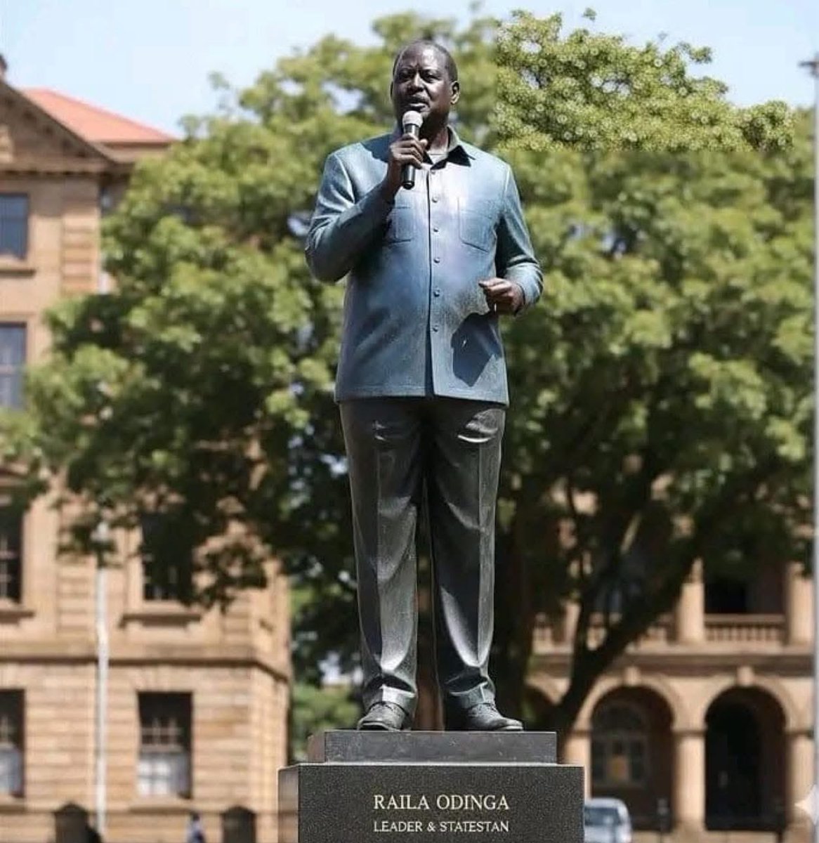 Naomikibandi's tweet photo. Statue  ya BABA Raila Amollo Odinga iwekwe pale CBD. Respect. https://t.co/jOeKmK9aPk