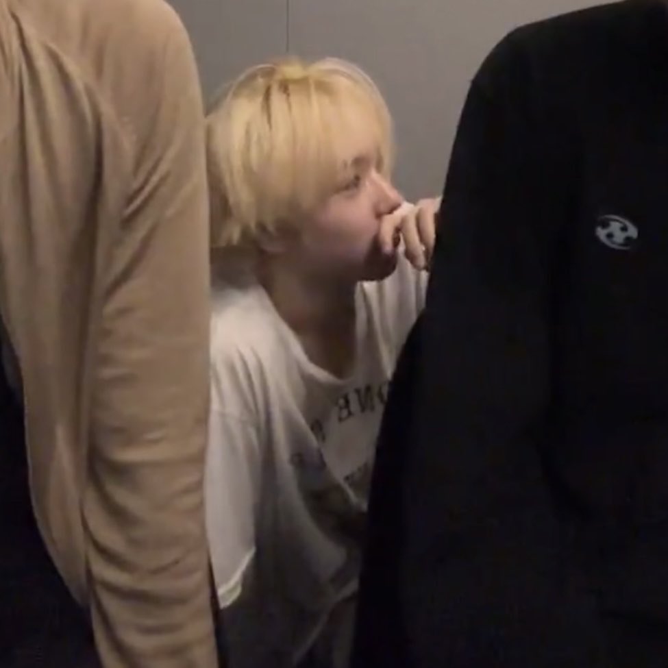 아니 사쿠야 진심 미자탈출처럼 생겼다이제..
그에게서 예술충대학생의 향기가남 금발이 존나너무해ㅋㅋ