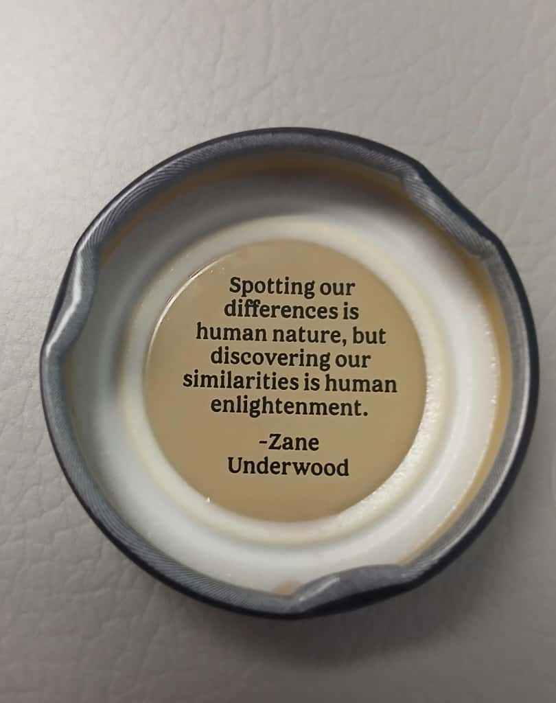 Mostrar o señalar nuestras diferencias es naturaleza humana, pero descubrir nuestras similitudes es iluminación humana.