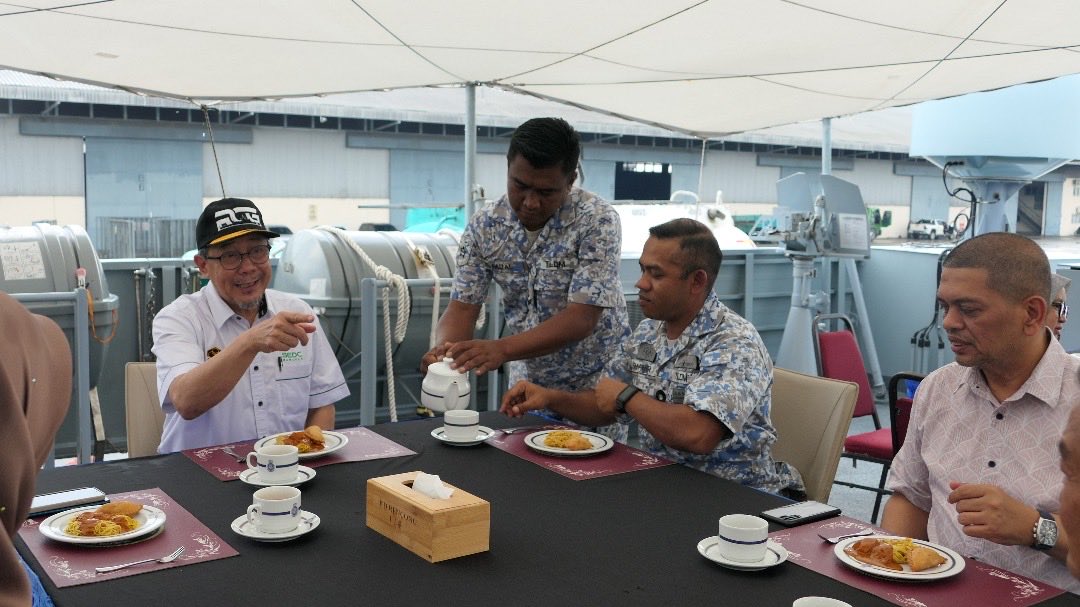 10 Okt 25 - Lawatan Pengurus Besar Sarawak Economic Development Corporation (SEDC), YBhg Datu Haji Abdul Hadi bin Datuk Haji Abdul Kadir ke KD RENCONG bertujuan mengeratkan hubungan baik antara TLDM dan SEDC.

#KDRENCONG
#LMS114