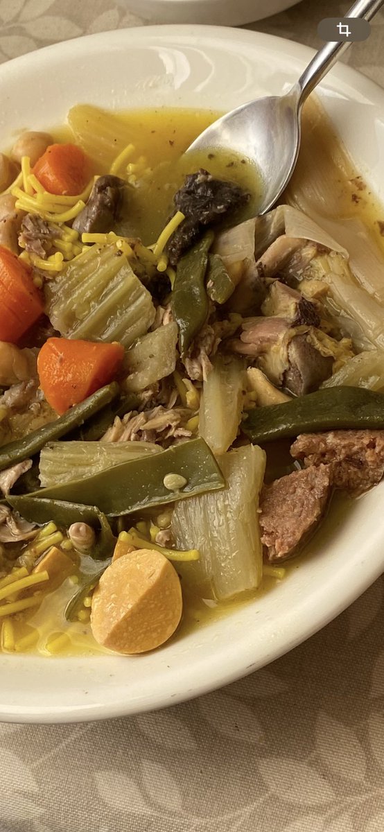 Cuando ayer, llegas a Madrid para un estreno y antes te pasas por una carnicería y verdulería para dejarle a tu babit@ un pucheraco para varios días. Mi nenita mayor, que no tiene tiempo ni de respirar,se encuentra el conge lleno. Su Nota: Mami, madre mía, es como estar en casa.