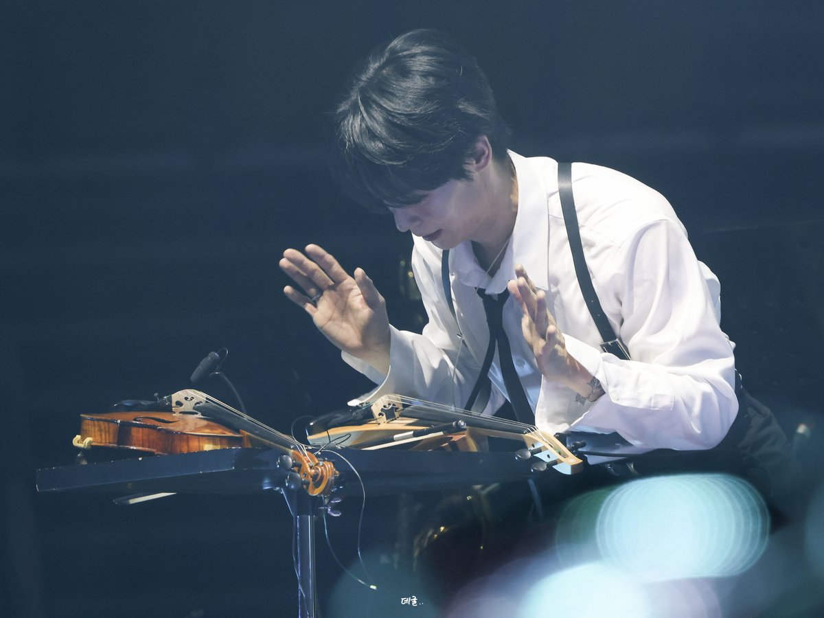 251018 그랜드민트페스티벌 #신예찬 

가나디가 왜 바이올린한테 우르르까꿍을 해주고 있냐고 물엇어