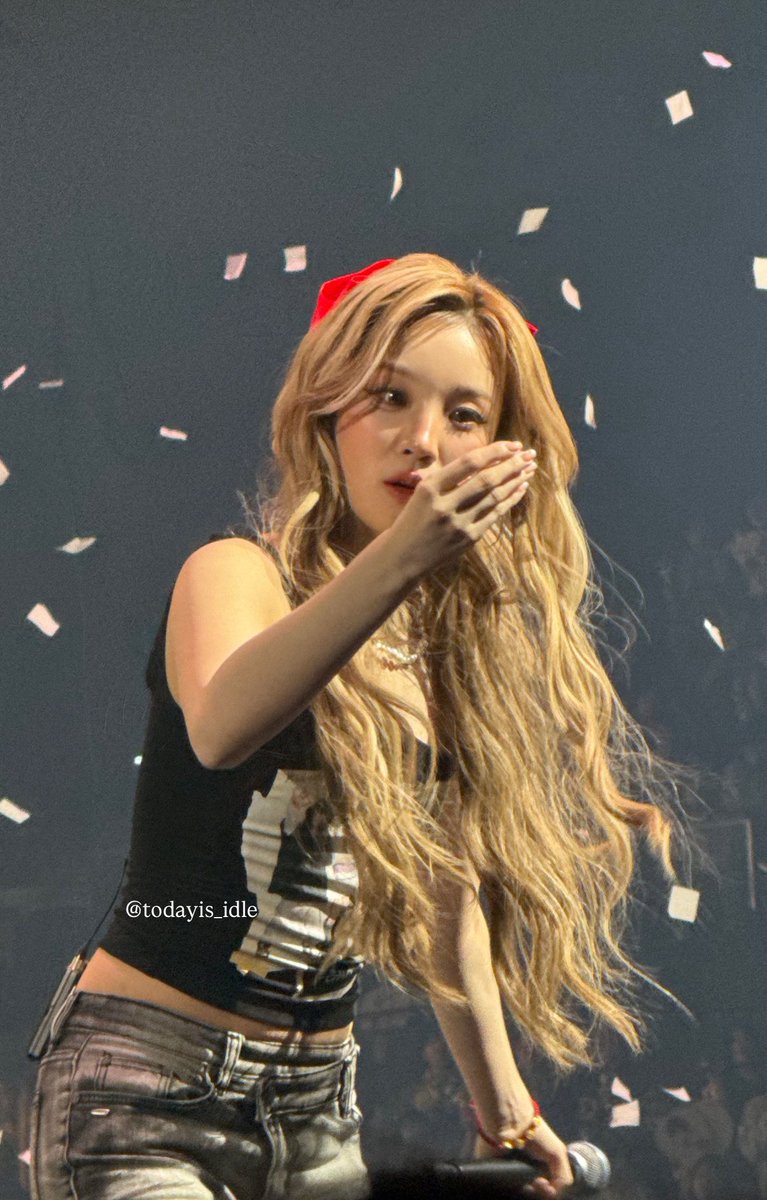 todayis_idle's tweet photo. 20251019ヒラヒラを頑張って取ってたｳｷﾞ🐶

#宋雨琦 #YUQI #우기 #ウギ #IDLE #여자아이들 https://t.co/h2vqPTh1KE