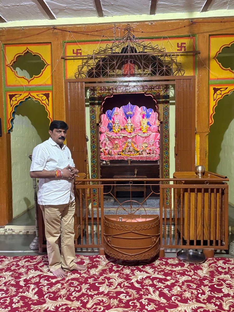 RakeshGbjp's tweet image. आज ओंकारेश्वर स्थित धनपति भगवान श्री कुबेर भंडारी एवं विभिन्न मंदिरों में साथियों सहित पहुँच कर दर्शन किए ।

नर्मदे हर 🙏🏻🌹

#nagarpalikabarwaha
#Barwaha
#rakeshgupta