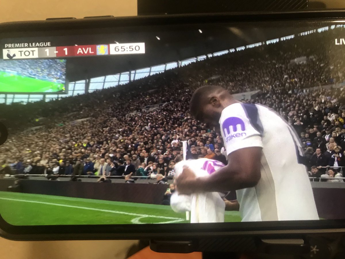 PrinceJoeII's tweet image. It’s only @Arsenal not allowed to use the towel 
@premierleague &amp;amp;@FA_PGMOL what’s the excuse this time round. He spent 32 secs doing that by the way