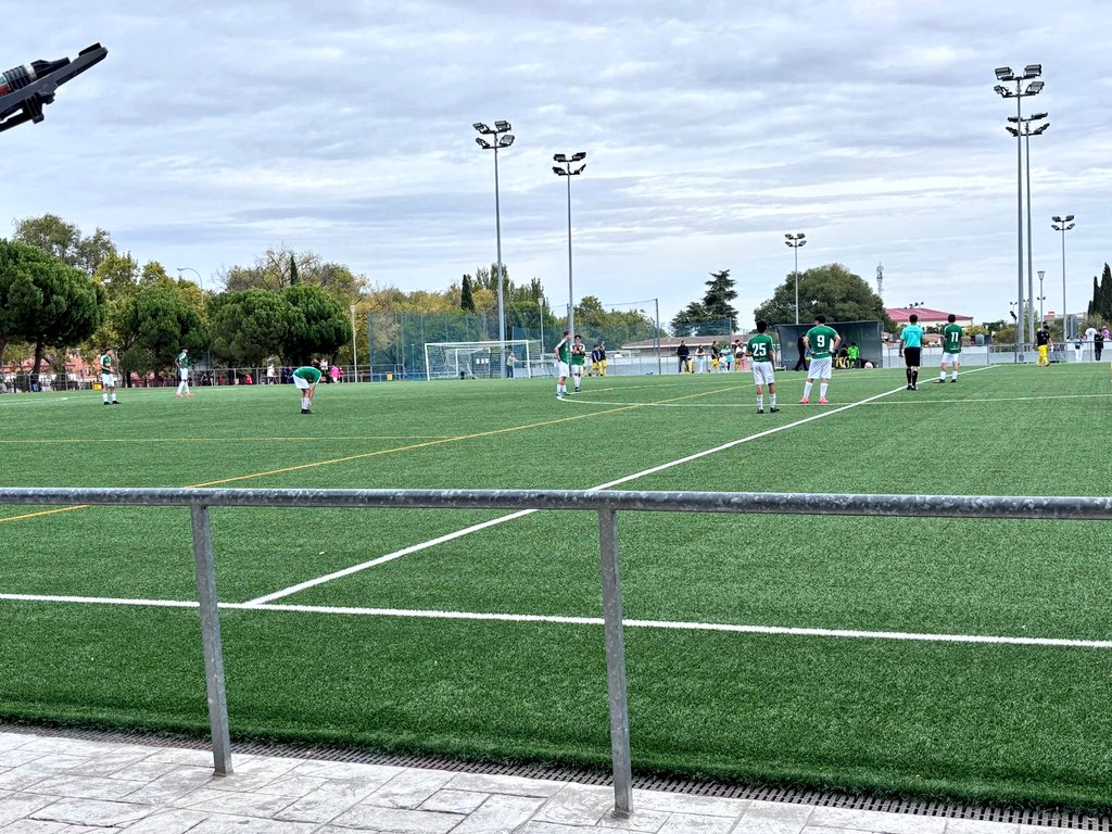 ⚽️🥎Estamos en los reciéntemente remodelados campos del Polideportivo Julián Montero.

🗣Comentarios de los padres:

🤬"Ni un puñetero sitio para sentarse"
😡"Antes había gradas y las han quitado"

❌️El gobierno del PPUleg sin #Ganas ni #Hechos para #Leganés

#SóloQuedaVOX💪🇪🇸