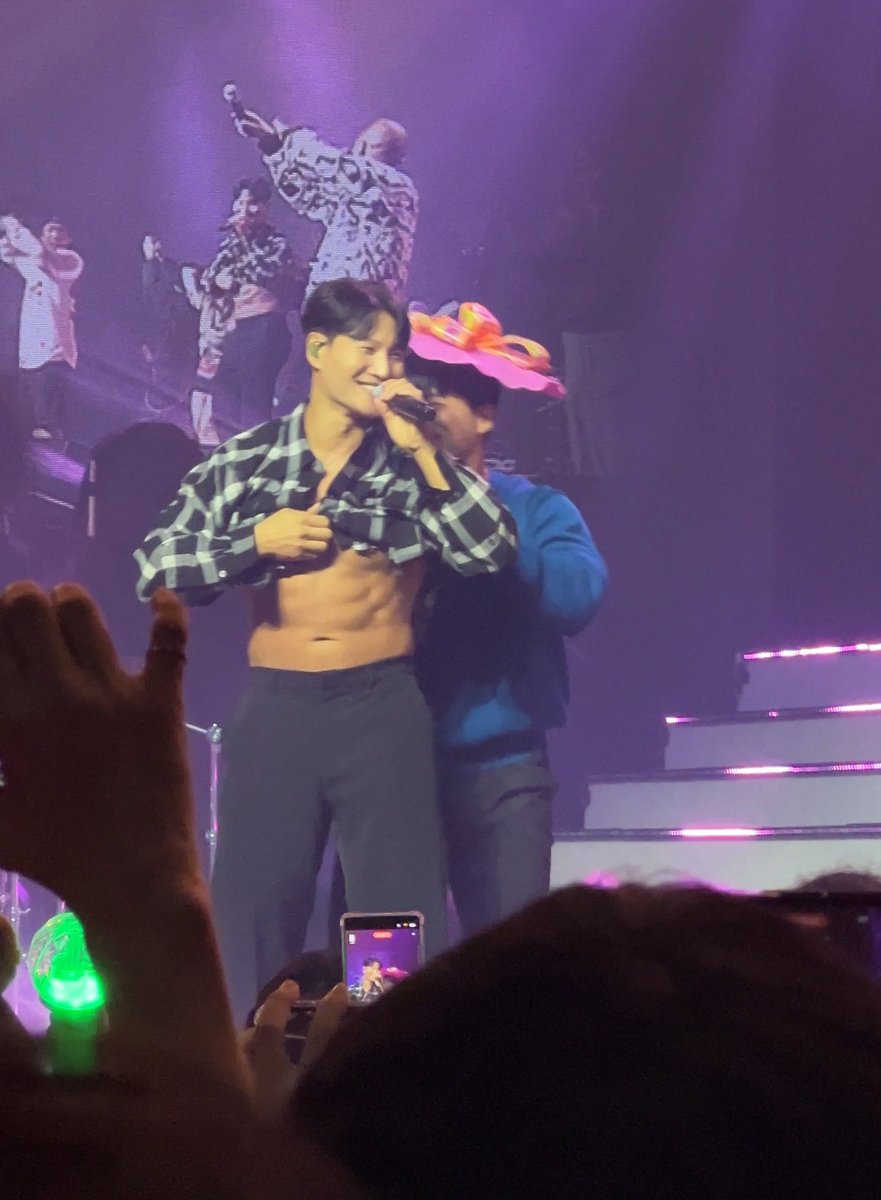 복근 공개하갯습니다