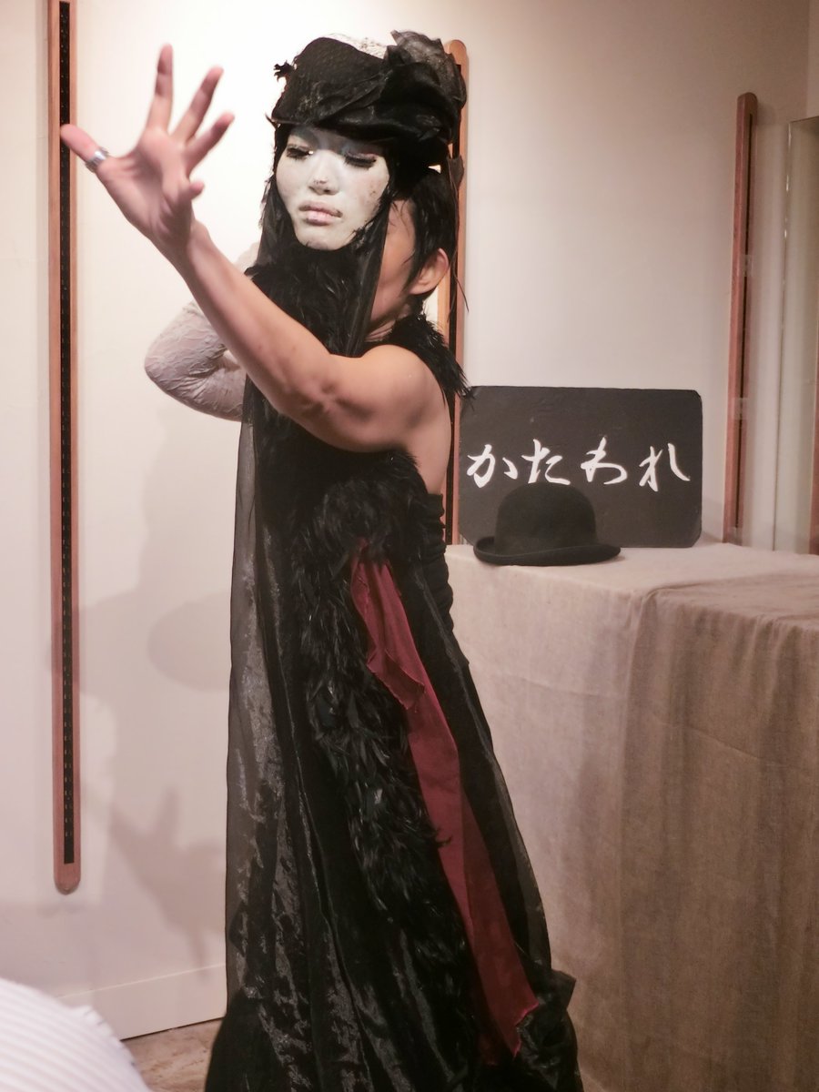 yoyokade's tweet photo. 三茶de大道芸2025 10.19　#かたわれ
こんな至近距離でバーバラ村田さんのパフォーマンスを見たのは初めてだったので、感動しました😮
#バーバラ村田
#三茶de大道芸
#世田谷アートタウン
#三軒茶屋 https://t.co/WvKiAvvttE