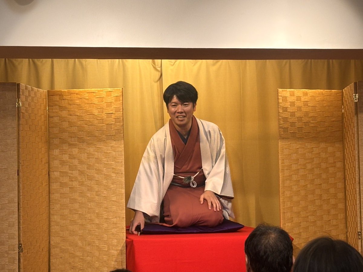 本日は、
お昼間は、笑助さんの
『りゅうかめよせ』
沢山のお客様で
盛り上がりました‼️🙂
夜は、
秀都さんの第一回
『秀都三昧』満員の
お客様で
大盛況でした❣️🙂
打ち上げも
楽しかったです🙂