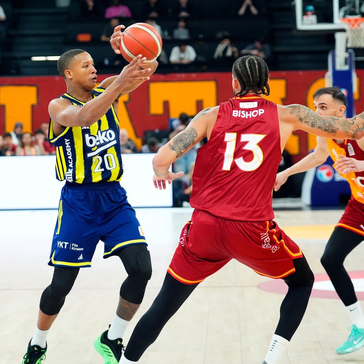 12 Numara 🇹🇷 (@12numaraorg) on Twitter photo #SONDAKİKA 
Fenerbahçe Beko, deplasmanda Galatasaray'ı 85-76 mağlup etti... #SONDAKİKA 
Fenerbahçe Beko, deplasmanda Galatasaray'ı 85-76 mağlup etti...