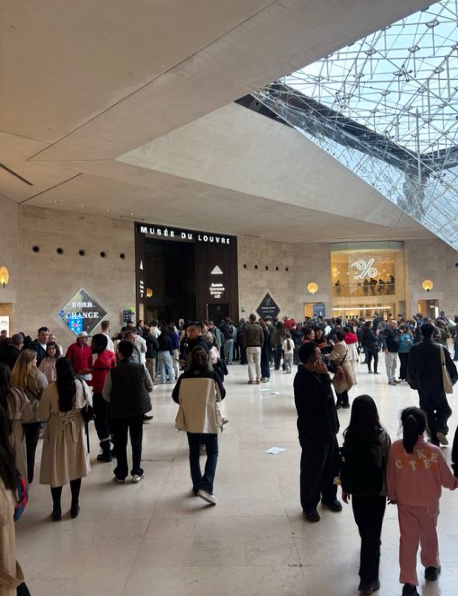 🚨 Según reportes iniciales, tres  ladrones irrumpieron esta mañana en el Museo del #Louvre y en solo siete minutos lograron sustraer varias piezas de joyería. 

Ingresaron con una escalera de construcción y huyeron en scooters sin usar violencia.

 #Robo #Francia