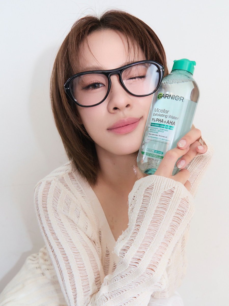 ใครเรียกแว่น แว่นมาแล้วครับ🤓💚

ตั้งแต่ไลฟ์กับลูกสาว มี่ใช้ทุกวัน จนตอนนี้ติดเลย🫶🏼

#ไมเซล่าไฮบริด ที่ทั้งคลีนและผลัดผิวในขวดเดียว💧ตัวนี้มี 1% AHA+PHA ช่วยให้ผิวดูเนียน รูขุมขนเล็กลง 
สะอาดผิว แบบผิวแพ้ง่ายก็ใช้ได้เพราะ ไม่มีน้ำหอมเลยนะ! 

💚

#GarnierMicellarxEmiAny