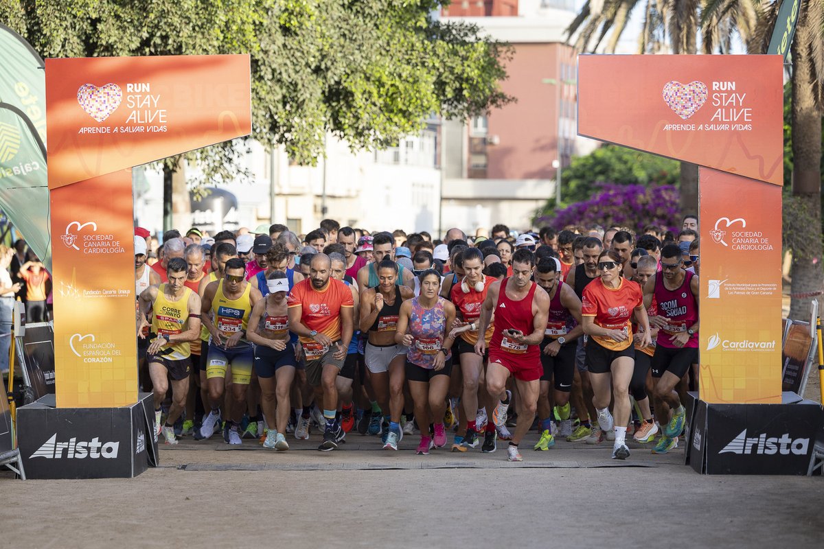 TodoGolesRadio's tweet photo. Run Stay Alive en Las Palmas de Gran Canaria reúne a cerca de 1.000 corredores en su 2ª edición, duplicando participación. Lorena Padrón y Alberto Cabrera ganan 5 km; Sofía Godoy y Javier Muñoz, 1,6 km. Evento solidario y deportivo para enseñar a salvar vidas. #RunStayAlive 🏃♀️🏃♂️ https://t.co/72LbaqzoU6
