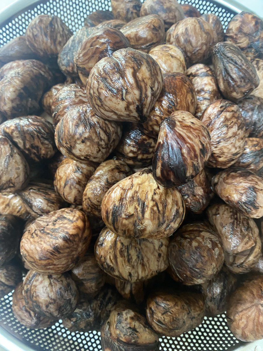 보늬밤… 매년 다시는 안만들겠다고 하면서도 햇밤 나오면 나도모르게 주문한다 밤껍질을 까는 순간부터 후회하다가 다 만들고 먹을때는 또 역시 만들어 먹는게 맛나다고 고개를 끄덕이는 중 유리통 없어서 짱아찌통에 들어간 보늬밤은 내일 한번 더 조려서 새유리통에 옮겨야지