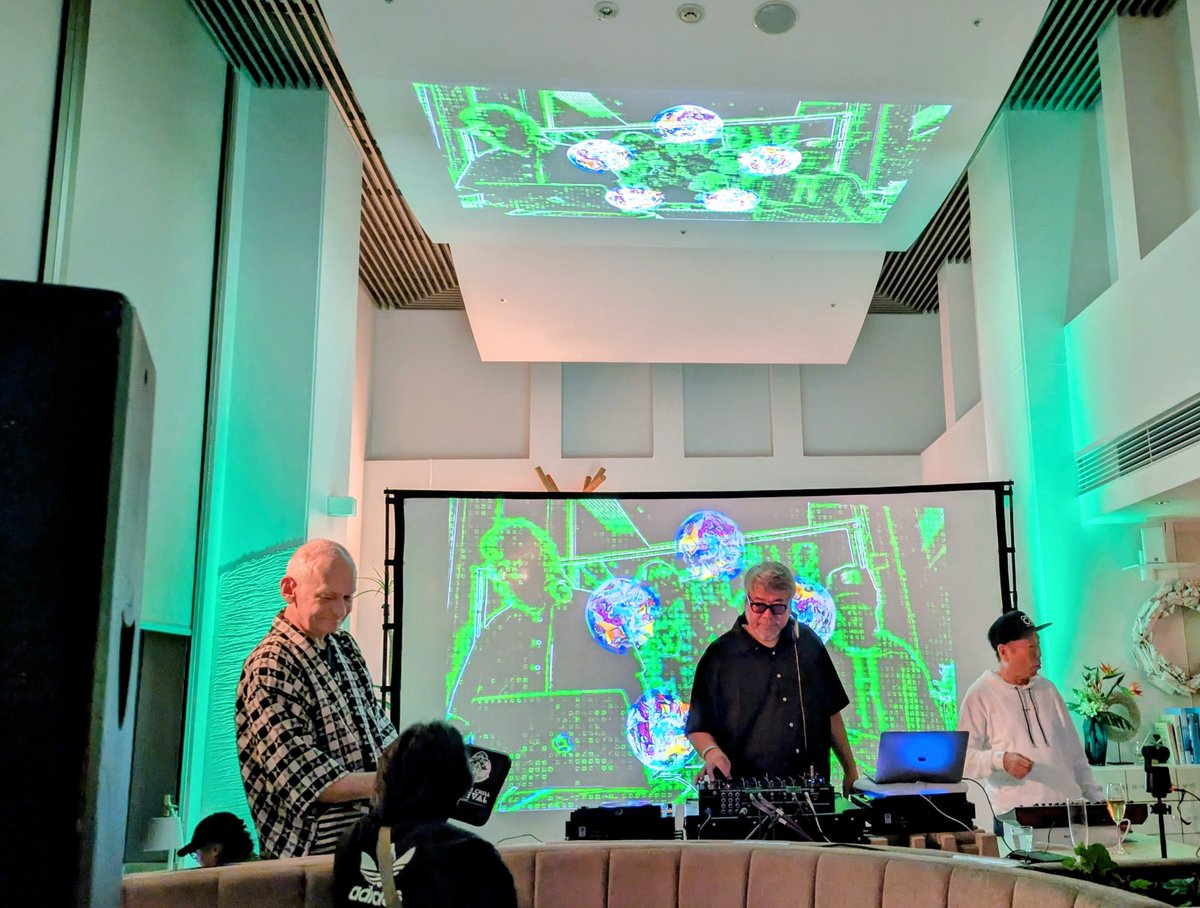 近田春夫さんとOMB によるユニット、LUNASANのサウンドよかった😙　飲んで踊って飲んで、短い時間だったけど楽しかった♡　葉山は遠いけど道が空いてたから都内まで１時間程で戻れたのも助かりました。