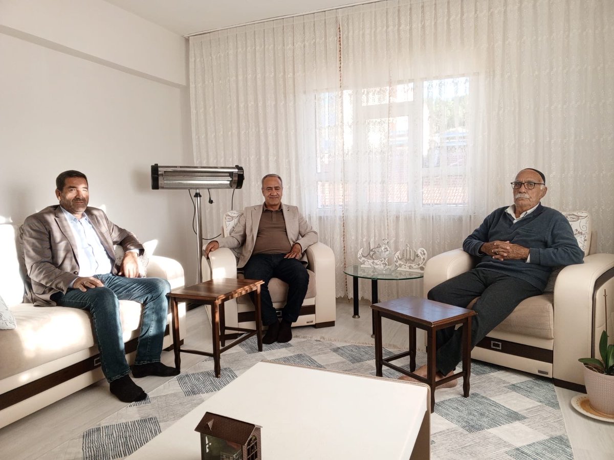 Yaşlılarımıza saygı ve hürmetin gereği olarak, geçmişin değerini bugüne taşıyan büyüklerimizi ziyaret ettik.

İlçe Başkanımız Sait Kolak ve Belediye Meclis Üyemiz Ali Kandemir ile birlikte Hacı Keyfi Zoroğlan amcamızı evinde ziyaret ederek hal ve hatırını sorduk.

Kıymetli