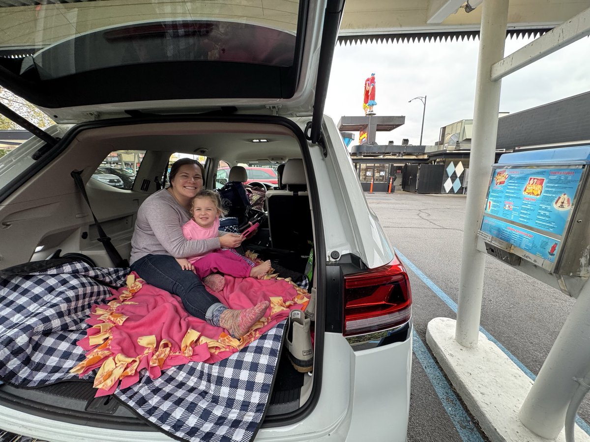 Picnic at <a href="/Superdawg/">Superdawg Chicago🌭</a>! Perfect way to end our day yesterday 🌭