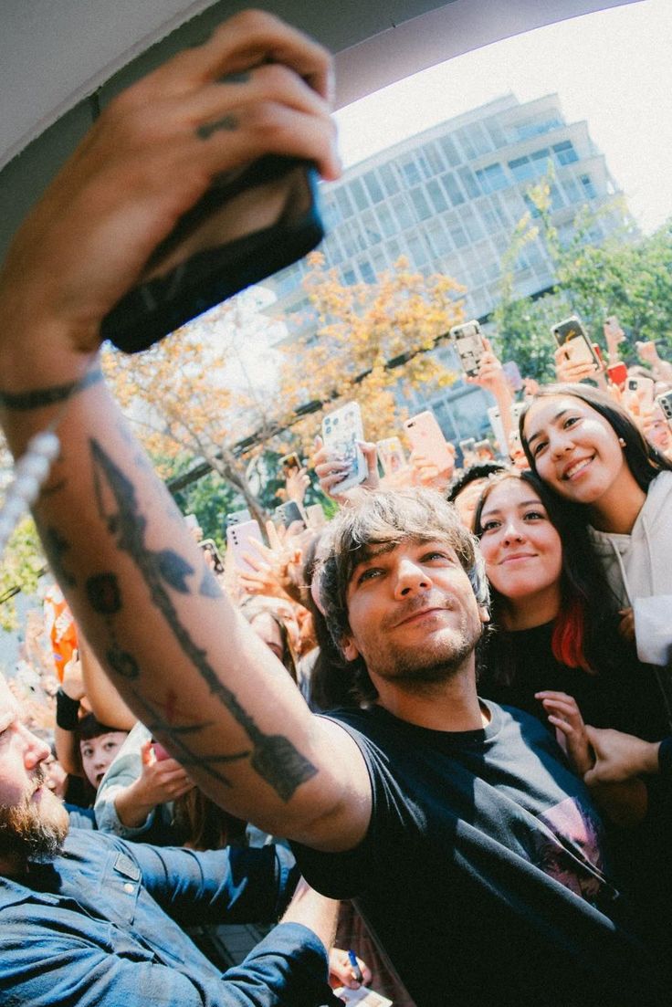 "En mi peor día, vocalmente hablando, mis fans aun estarán ahí para mi. Acabo de tener un photoshoot con Rolling Stone UK, y me dijeron que fui la persona más pedida para ser la tapa. Me pregunto si hubiese tenido esa oportunidad si mis fans no hubiesen luchado por eso." +