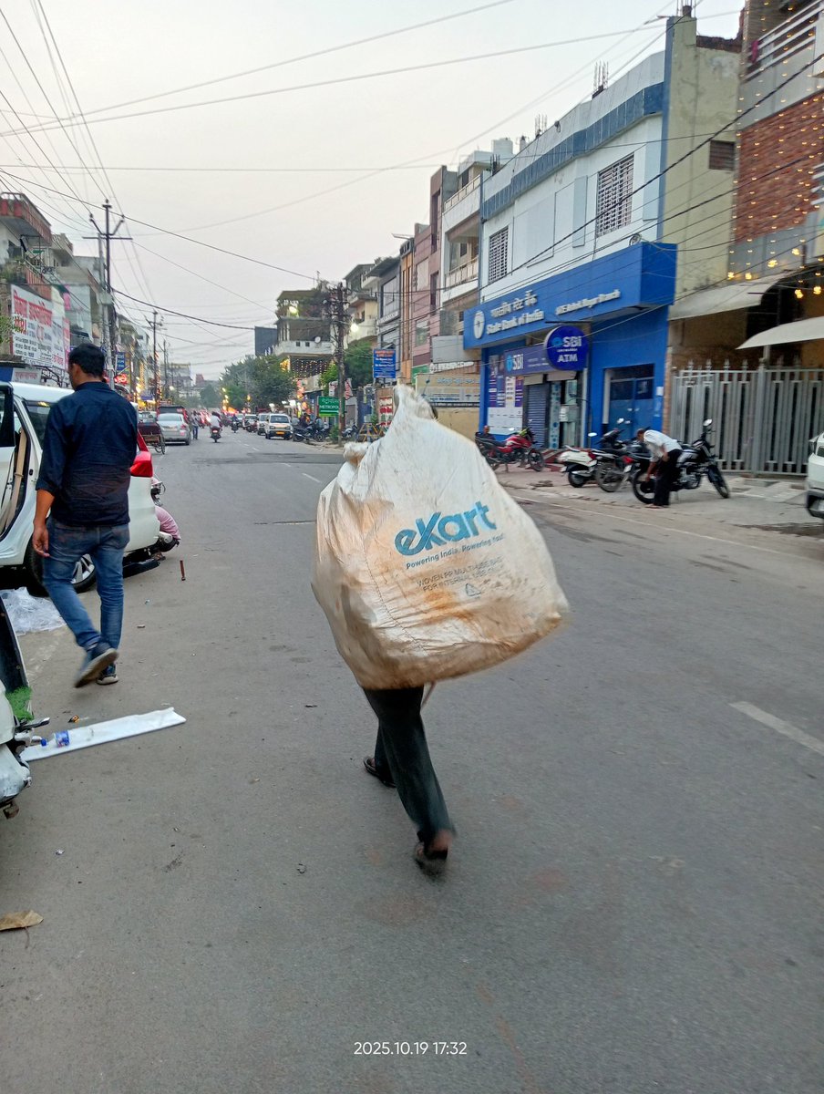 BharatPresident's tweet photo. इस अदभुत फोटो को देखकर खुश हो गया ये भाई साहब ने@ekartdelivery   को असली उसकी अवकाद दिखा दिया कूड़ा भरकर बता दिया की तुम इसी काबिलहो #येकानपुर है @flipkartsupport @binnybansal @aajtak @Flipkart @2GUD मदर चोद #flipkart के मालिक की बहन भाग गई हैकी बीवी जो बोस्डकी के समान नही आता है https://t.co/To6IyovFd1