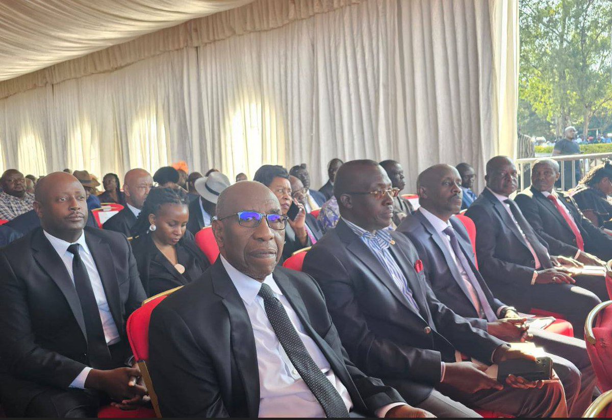 877babafm's tweet photo. The body of Former Kenyan PM @RailaOdinga has been laid to rest at his home in Kang’o ka Jaramogi, Bondo, Siaya County.
He was given a 17 Gun salute in respect!
President @KagutaMuseveni was represented by a delegation led by Former PM @RuhakanaR
#Babafmupdates
#BABAAt15 #BABAFM https://t.co/CFLIlfZswY