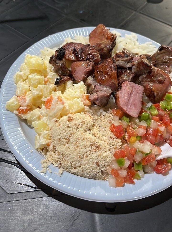 O prato do brasileiro raiz no dia de domingo:
Churrasco, farofa, maionese e vinagrete!

Combo perfeito! 🤌🏽