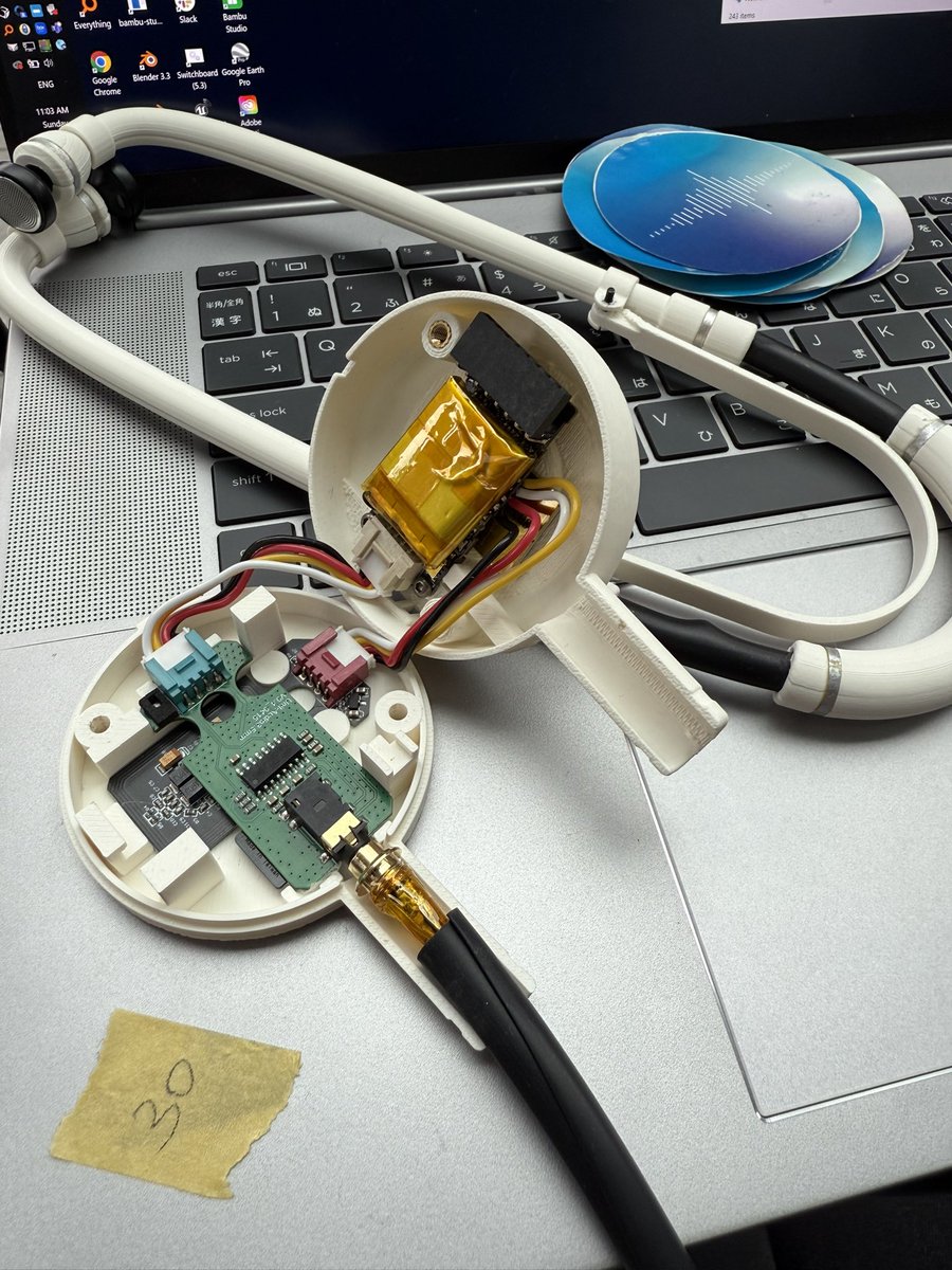 seleca789's tweet image. 今朝メンテ中の様子 &gt;____&lt;
いろいろ試した結果、サイズ感とバッテリーのバランス的にやはりStickC Plus2にした(ちょっと分解してる)。便利すぎる!! #M5Stack
