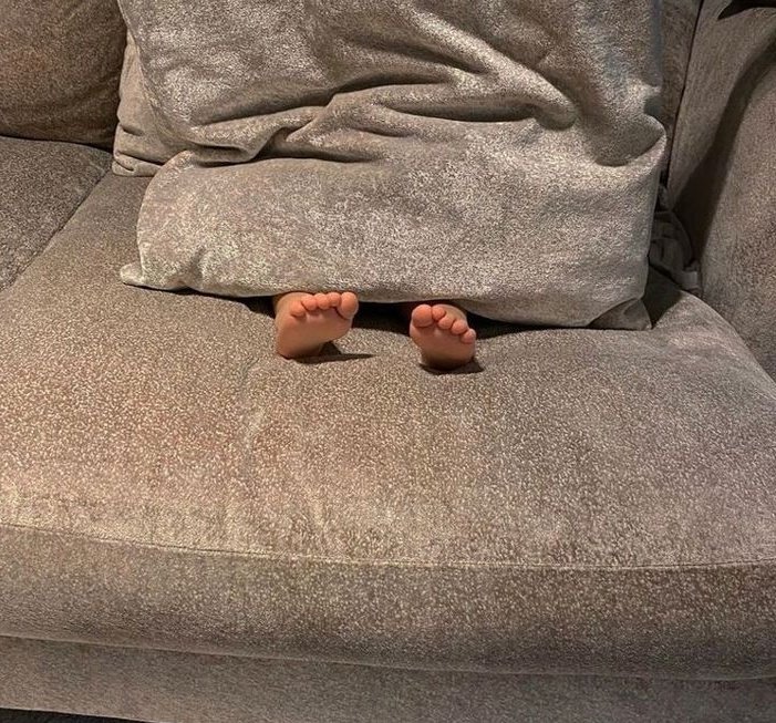 Hartmann_Em's tweet image. Minha vizinha teve uma emergência no trabalho e acabei ficando de babá da criança. Talvez não dê pra ver nessa foto porque ela se esconde muito bem...