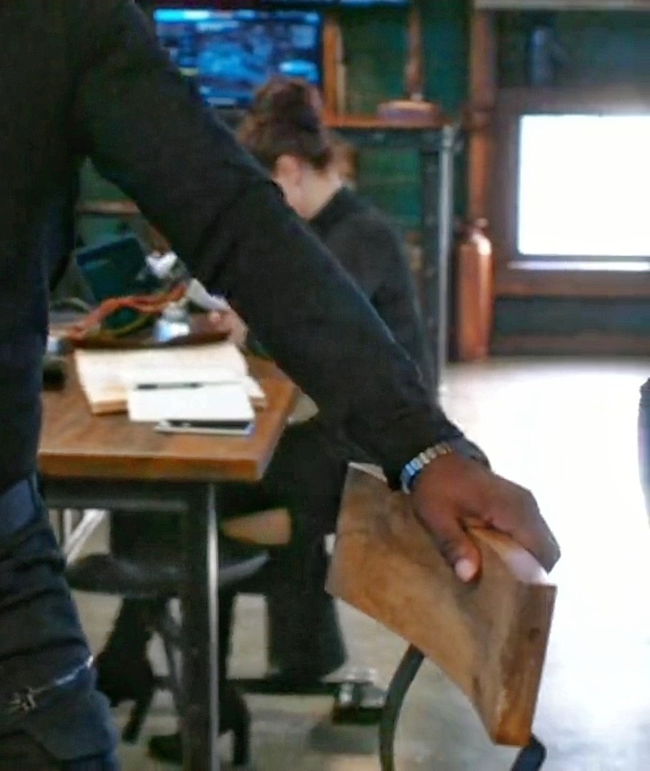 And I know it's been four years but I'm still salty we didn't get a proper look at this whole fit. The thigh slit?? The thigh high boots?? The dark makeup?? PERFECTION 😩