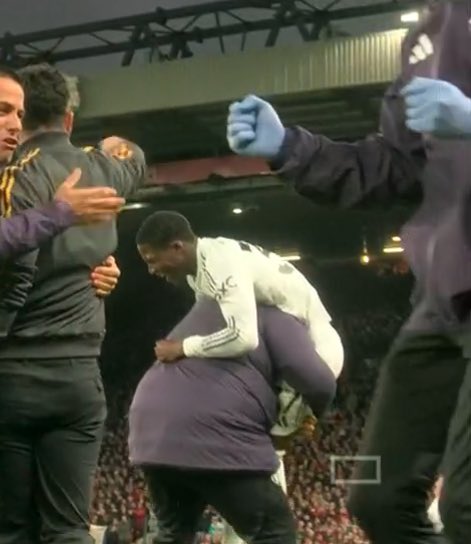 This picture shows you one thing that is happening now at Manchester United. I don't know if you see it too.