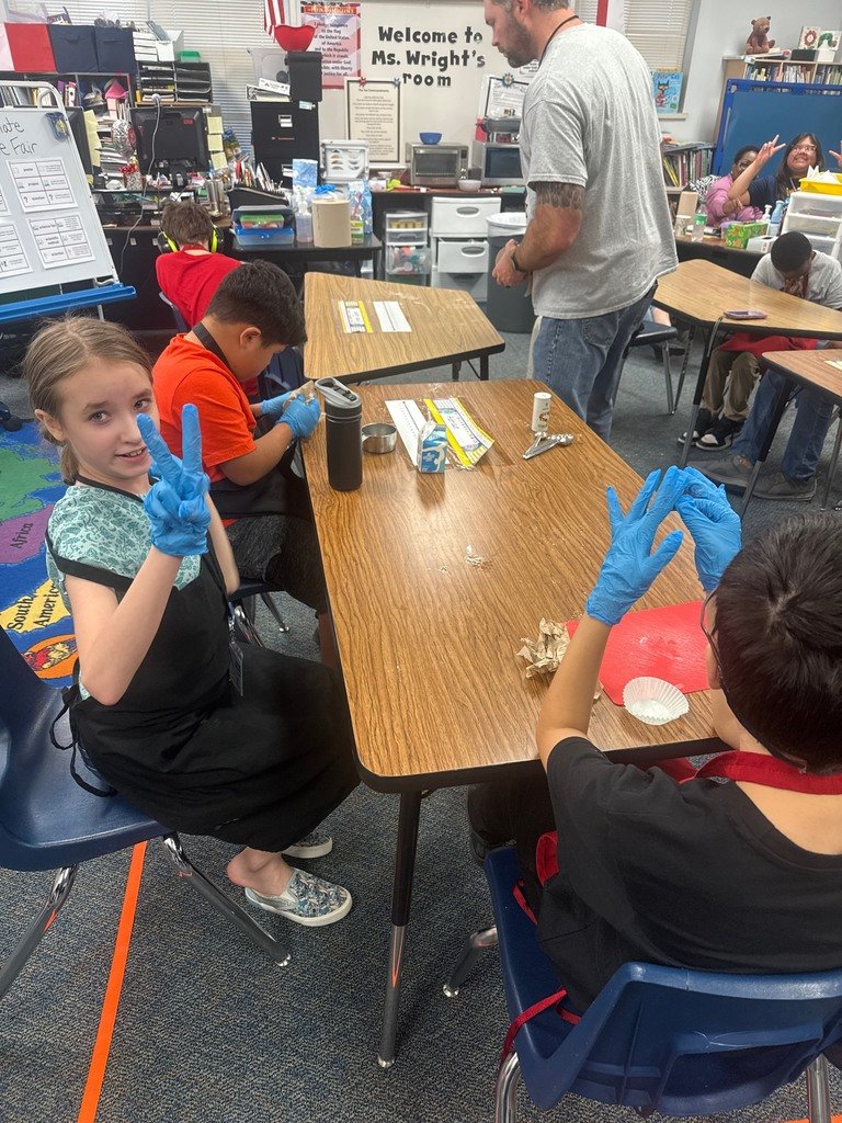 Travis_TWolves's tweet image. 🍂👩‍🍳 Hands-on learning at its sweetest! Ms. Wright&apos;s and Mr. Kimbrell&apos;s classes had a blast combining academics with baking as they whipped up delicious chocolate chip pumpkin muffins. Learning has never tasted this good! 🎃🍫 #BakingFun #SweetSuccess #HandsOnLearning