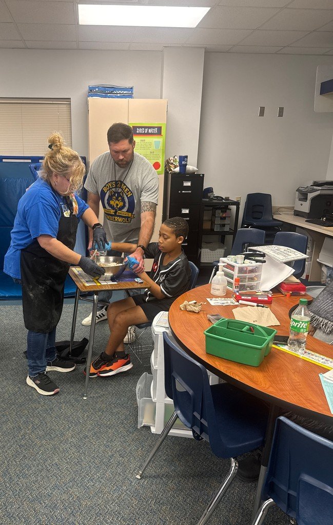 Travis_TWolves's tweet image. 🍂👩‍🍳 Hands-on learning at its sweetest! Ms. Wright&apos;s and Mr. Kimbrell&apos;s classes had a blast combining academics with baking as they whipped up delicious chocolate chip pumpkin muffins. Learning has never tasted this good! 🎃🍫 #BakingFun #SweetSuccess #HandsOnLearning