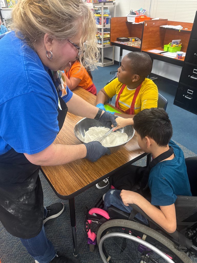 Travis_TWolves's tweet image. 🍂👩‍🍳 Hands-on learning at its sweetest! Ms. Wright&apos;s and Mr. Kimbrell&apos;s classes had a blast combining academics with baking as they whipped up delicious chocolate chip pumpkin muffins. Learning has never tasted this good! 🎃🍫 #BakingFun #SweetSuccess #HandsOnLearning