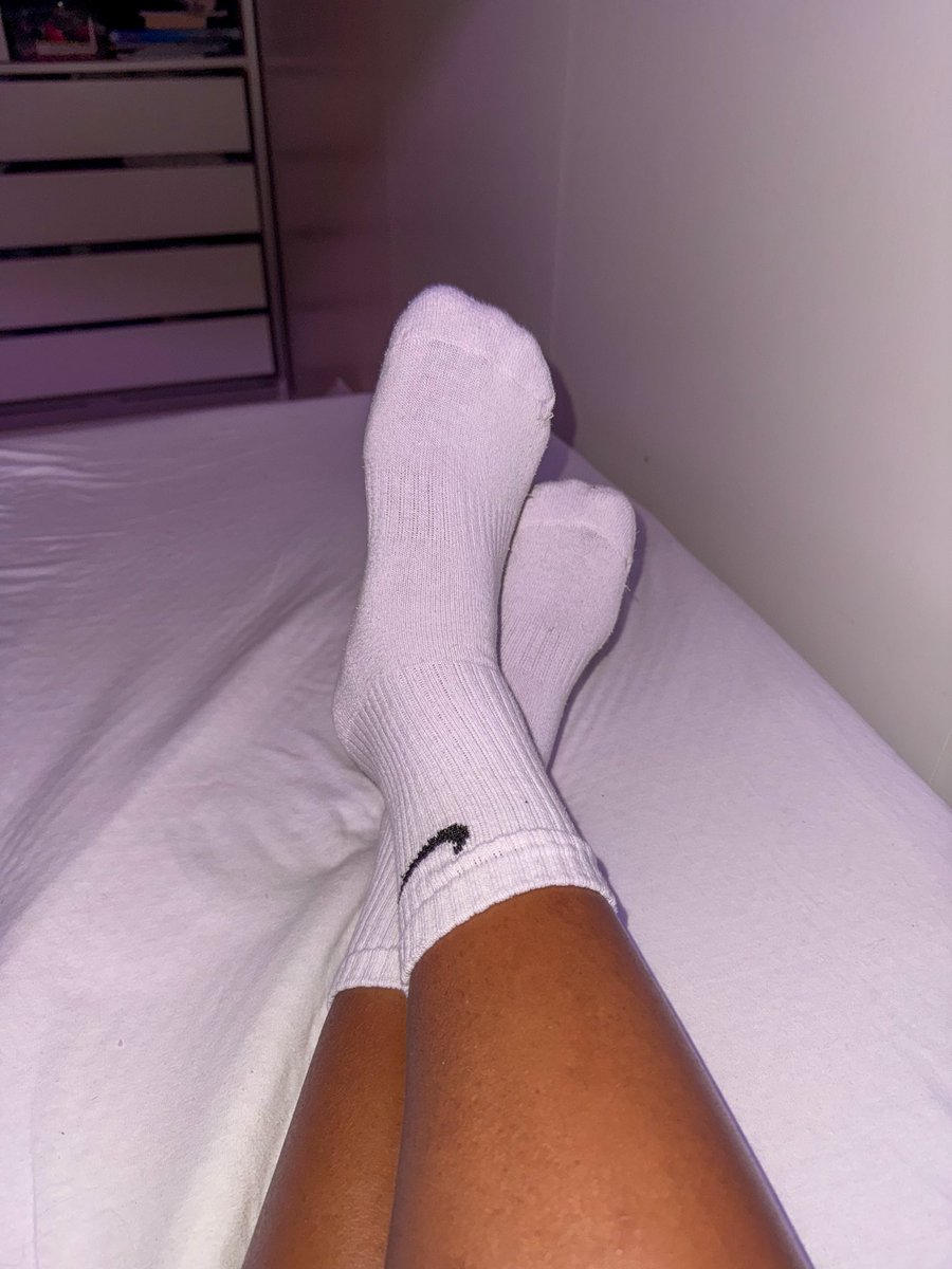 Asianlux171's tweet photo. Anyone wanna take these socks off?🤤 https://t.co/zIQye1d2ZV