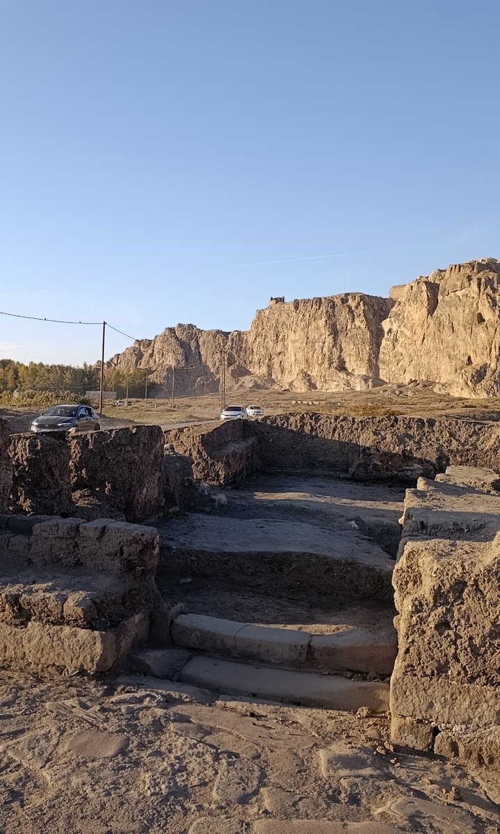 Eski Van Şehrinde en az 7-8 farklı yerde bagimsiz yapılan restorasyon ve kazı çalışmaları devam ederken alana giren düzensiz araç ve insan hareketi açık kazı alanı için büyük tehlike saçıyor.

Bu harika şehrin eski görüntüsü 100 yıllık toprak altından çıkartılırken gözümüz önünde