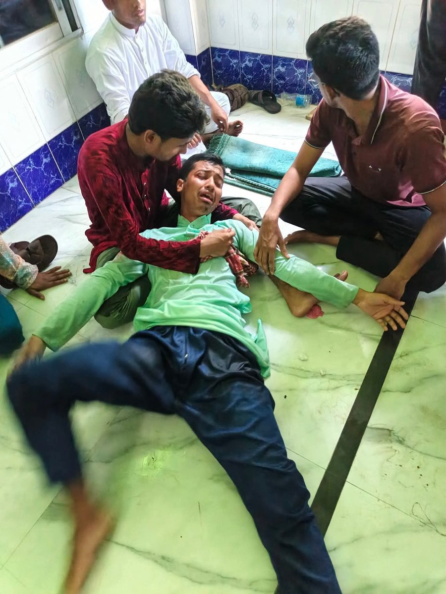 MahdyHasan10's tweet photo. স্বাধীন দেশে কোরআন তালিম প্রোগ্রাম করতে গিয়ে বাঁধার সম্মুখীন হয়ে আমার ভাইদের রক্ত ঝরেছে।😢

মুখে মুখে ইসলামের দোহাই দিয়ে শরীয়া আইন মানবানা, ভোট আসলে টুপি পাঞ্জাবি পরবা এ ছলচাতুরী জনগণ ভালোভাবেই বুঝে,অতিসত্বর জনগনের রায়ের মাধ্যমে প্রত্যাখ্যাত হইবো চাঁদাবাজ দল।
ইনশাআল্লাহ।👊✊ https://t.co/Gj7UPDyhE5